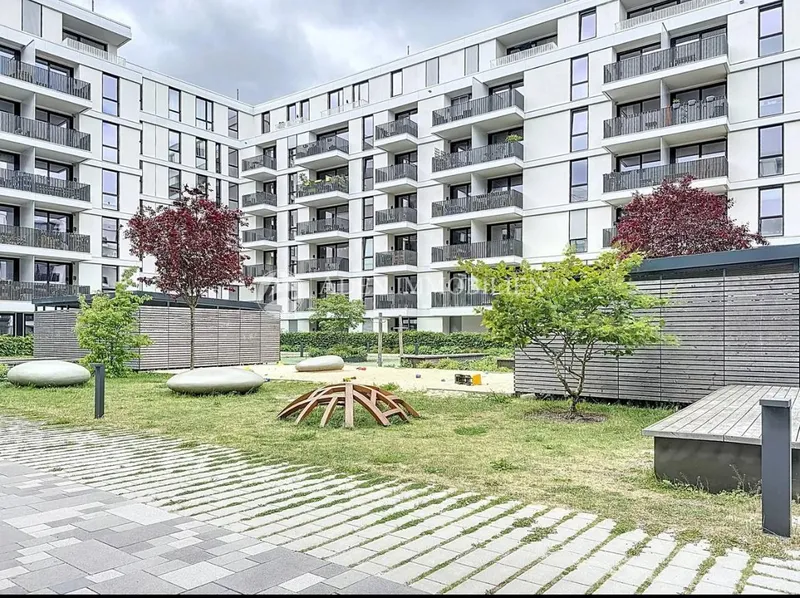 Geschmackvolle, neuwertige 2-Zimmer-EG-Wohnung mit lux. Innenausstattung mit Balkon und EBK — photo 1